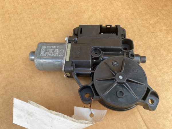 Motoras geam stanga fata VW Polo 6R 6R0959801R 6R0 959 801 R - Dezmembrari Auto