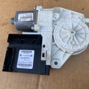 Motoras geam stanga fata VW Tiguan 5n 5N0959701D 5N0 959 701 D 5K0959793 5K0959793 - Dezmembrari Auto