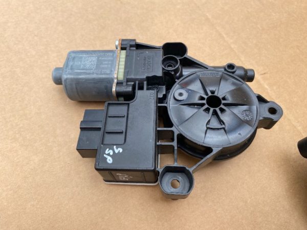 Motoras geam stanga spate VW Golf 7 5Q0959811 5Q0 959 811 la 0 km - Dezmembrari Auto