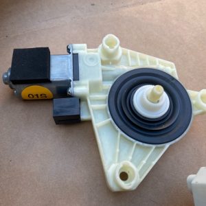 Motoras geam stanga spate VW Passat B8 5Q4959802D 5Q4 959 802 D - Dezmembrari Auto