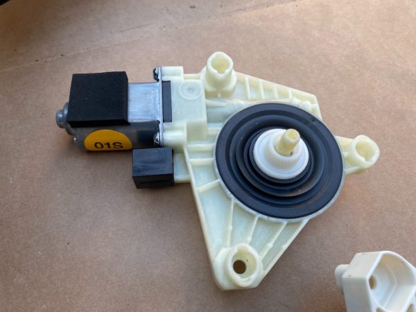 Motoras geam stanga spate VW Passat B8 5Q4959802D 5Q4 959 802 D - Dezmembrari Auto