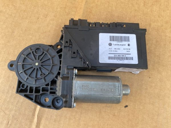 Motoras geam stanga spate VW Touareg 7L 3D0959795E 3D0 959 795 E - Dezmembrari Auto