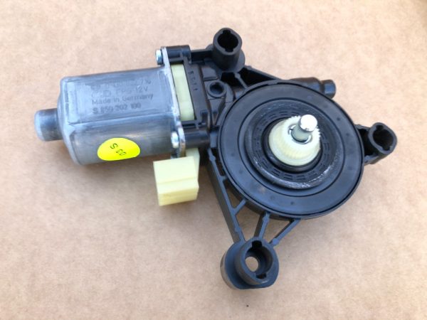 Motoras geam usa dreapta Audi A3 8V 5Q0959802B 5Q0 959 802 B - Dezmembrari Auto