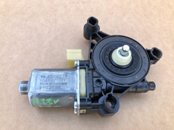 Motoras geam usa stanga Audi A3 8V 5Q0959801B 5Q0 959 801 B - Dezmembrari Auto