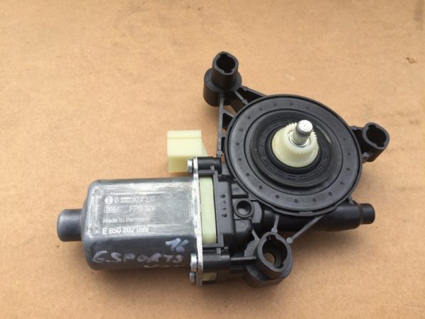 Motoras macara dreapta fata VW Sportsvan 2018 5Q0959801B 5Q0 959 801 B - Dezmembrari Auto