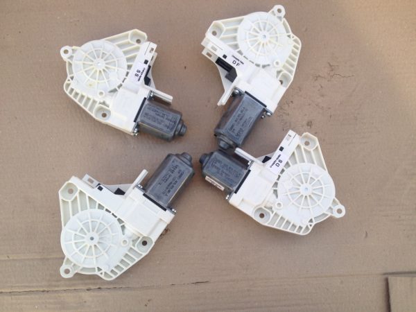 Motoras macara dreapta spate Audi A4 B8 2013 8K0959812A - Dezmembrari Auto