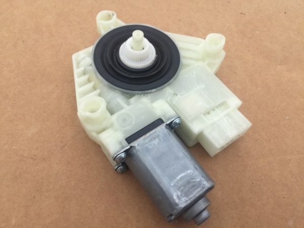 Motoras macara dreapta spate VW Golf 7 5Q4959811D 5Q4 959 811 D - Dezmembrari Auto