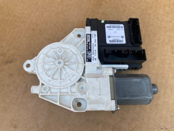 Motoras macara geam dreapta fata Audi A3 8P 8P0959802E 8P0 959 802 E - Dezmembrari Auto
