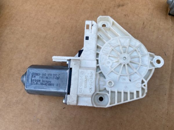Motoras macara geam dreapta fata Audi A4 B8 8K0959902C 8K0 959 902 C - Dezmembrari Auto