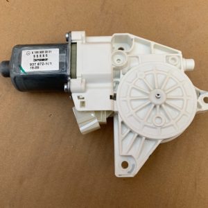 Motoras macara geam dreapta fata Mercedes R-Class R400 W251 facelift 2015 A1669060301 A 166 906 03 01 - Dezmembrari Auto