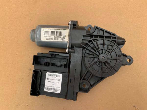 Motoras macara geam dreapta fata VW Caddy 2009 1K0959792Q 1K0 959 792 Q - Dezmembrari Auto