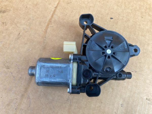 Motoras macara geam dreapta fata VW Golf 7 5Q0959802B 5Q0 959 802 B - Dezmembrari Auto