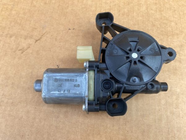 Motoras macara geam dreapta fata VW Golf 7 5Q0959802B 5Q0 959 802 B - Dezmembrari Auto
