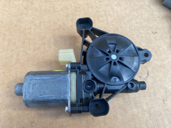 Motoras macara geam dreapta fata VW Golf 7 5Q0959802B 5Q0 959 802 B - Dezmembrari Auto