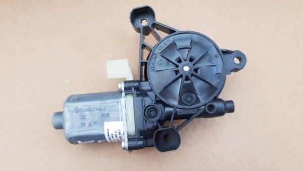 Motoras macara geam dreapta fata VW Golf 7 5Q0959802B 5Q0 959 802 B - Dezmembrari Auto