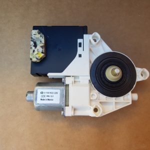 Motoras macara geam dreapta fata VW Jetta 2016 3C0959792J 3C0 959 792 J - Dezmembrari Auto