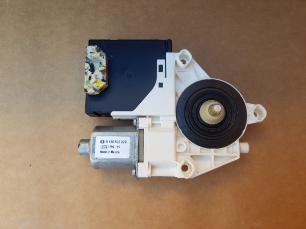 Motoras macara geam dreapta fata VW Jetta 2016 3C0959792J 3C0 959 792 J - Dezmembrari Auto