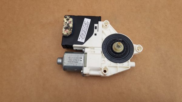Motoras macara geam dreapta fata VW Jetta 2017 3C0959792J 3C0 959 792 J - Dezmembrari Auto
