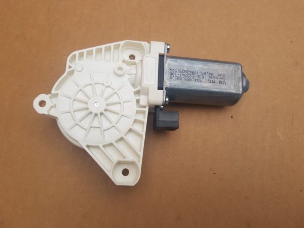 Motoras macara geam dreapta fata VW Passat B8 5Q4959802B 5Q4 959 802 B - Dezmembrari Auto