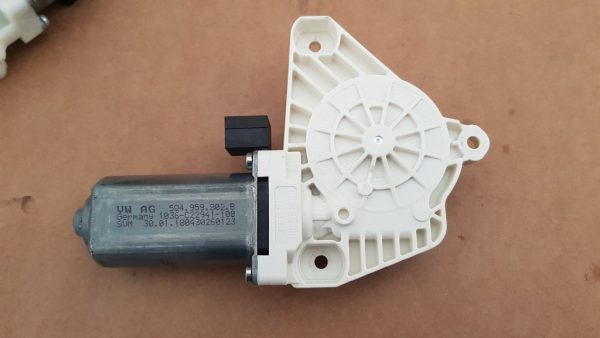 Motoras macara geam dreapta fata VW Passat B8 5Q4959802B 5Q4 959 802 B - Dezmembrari Auto