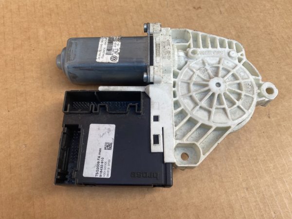 Motoras macara geam dreapta fata VW Passat CC 3C8837462J 3C8 837 462 J - Dezmembrari Auto