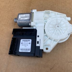 Motoras macara geam dreapta fata VW Tiguan 5N 5N0959702D 5N0 959 702 D 5K0959792 5k0 959 792 - Dezmembrari Auto