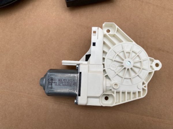 Motoras macara geam dreapta spate Audi A6 C7 2016 8K0959812A 8K0 959 812 A la 0 km - Dezmembrari Auto