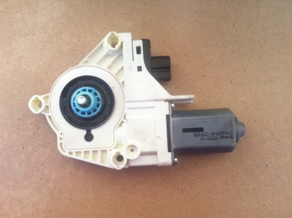 Motoras macara geam dreapta spate Audi Q7 4L0959802B - Dezmembrari Auto
