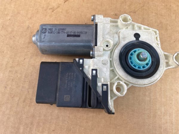 Motoras macara geam dreapta spate VW Golf 5 1K0959704P 1K0 959 704 P - Dezmembrari Auto