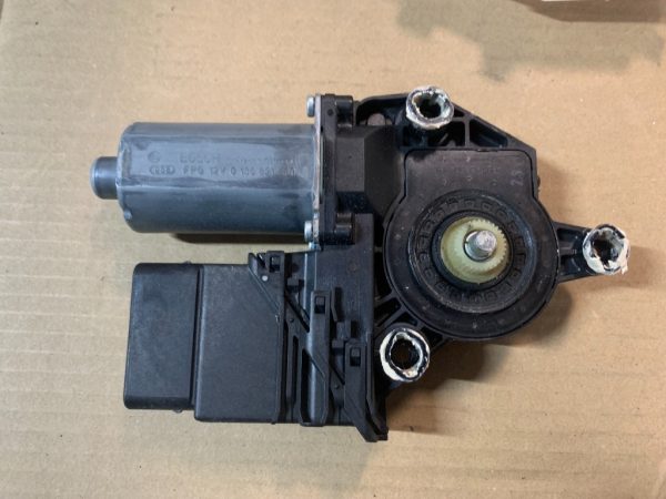 Motoras macara geam dreapta spate VW Golf 5 plus 1K0959794E 1K0 959 794 E - Dezmembrari Auto