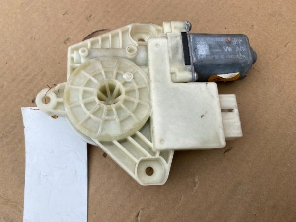 Motoras macara geam dreapta spate VW Golf 7 5Q4959812 5Q4 959 812 - Dezmembrari Auto