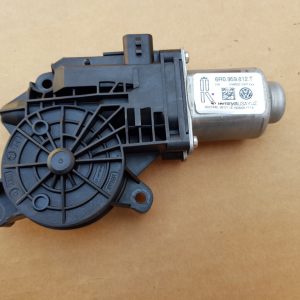 Motoras macara geam dreapta spate VW Jetta 2016 6R0959812T 6R0 959 812 T - Dezmembrari Auto