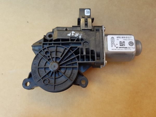 Motoras macara geam dreapta spate VW Jetta 2016 6R0959812T 6R0 959 812 T - Dezmembrari Auto