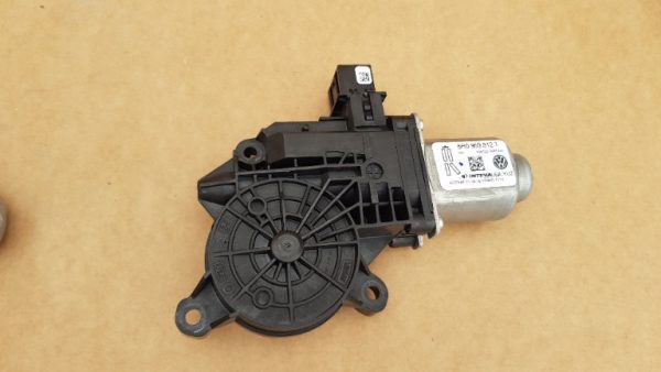Motoras macara geam dreapta spate VW Jetta 2017 6R0959812T 6R0 959 812 T - Dezmembrari Auto