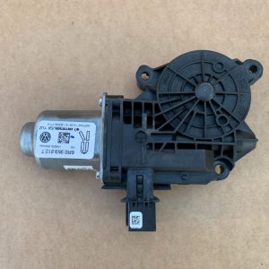 Motoras macara geam dreapta spate VW Jetta 2017 6R0959812T 6R0 959 812 T - Dezmembrari Auto