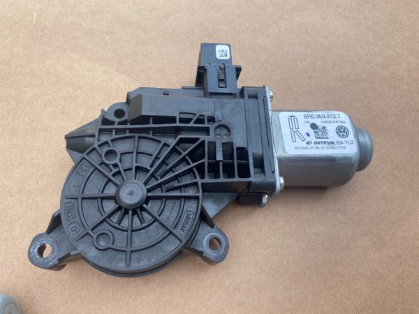 Motoras macara geam dreapta spate VW Jetta 2017 6R0959812T 6R0 959 812 T la 0 km - Dezmembrari Auto