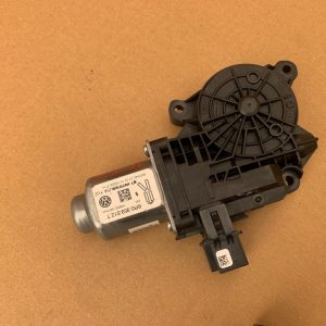 Motoras macara geam dreapta spate VW Jetta 2017 6R0959812T 6R0 959 812 T la 0 km - Dezmembrari Auto
