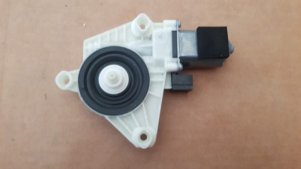 Motoras macara geam dreapta spate VW Passat B8 5Q4959801D 5Q4 959 801 D - Dezmembrari Auto