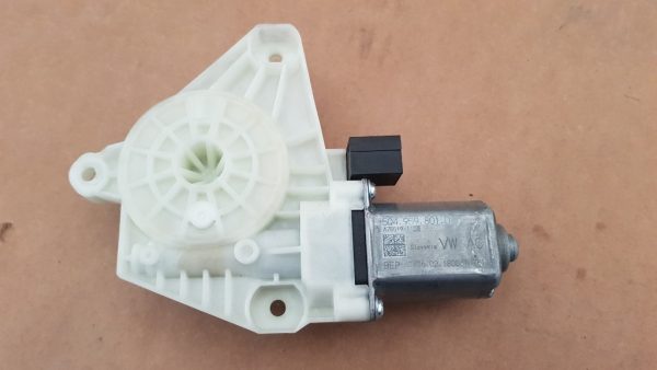 Motoras macara geam dreapta spate VW Passat B8 5Q4959801D 5Q4 959 801 D - Dezmembrari Auto