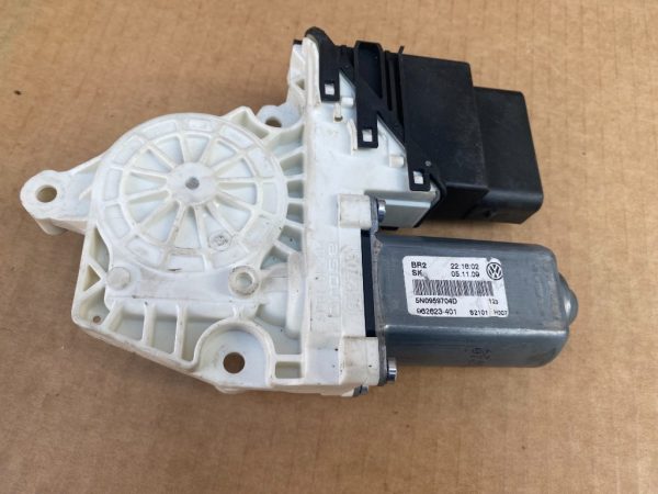 Motoras macara geam dreapta spate VW Tiguan 5n 5N0959704D 5N0 959 704 D - Dezmembrari Auto