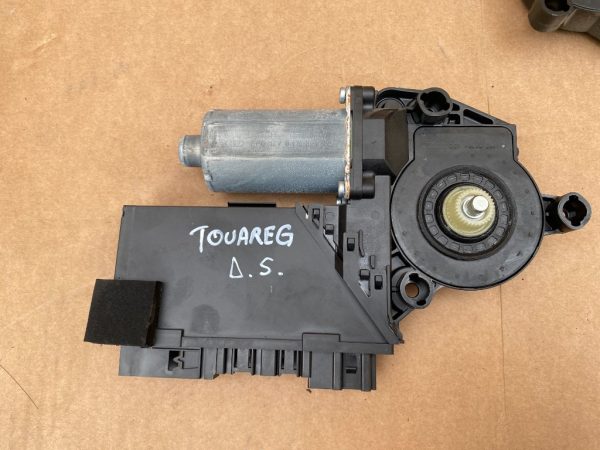 Motoras macara geam dreapta spate VW Touareg 3D0959794F 3D0 959 794 F - Dezmembrari Auto
