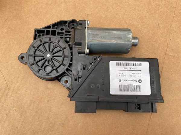Motoras macara geam dreapta spate VW Touareg 3D0959794E 3D0 959 794 E - Dezmembrari Auto