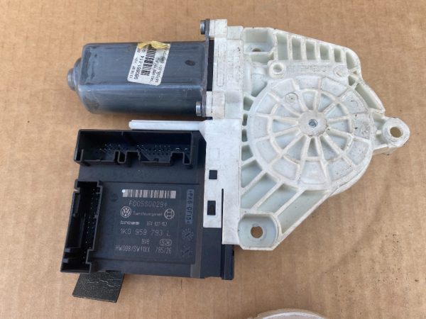 Motoras macara geam stanga fata VW Passat B6 1K0959793L 1K0 959 793 L 1K0959701P 1K0 959 701 P - Dezmembrari Auto
