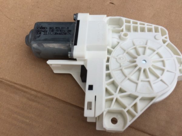 Motoras macara geam drepta fata Audi A4 B8 2015 8K0959812A 8K0 959 812 A - Dezmembrari Auto
