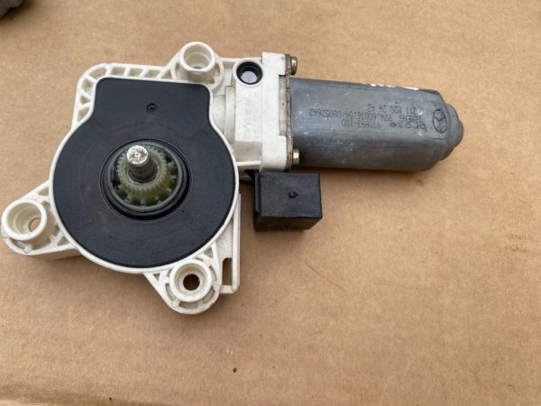 Motoras macara geam stanga spate Mercedes E-Class W211 2003 A2118202442 - Dezmembrari Auto