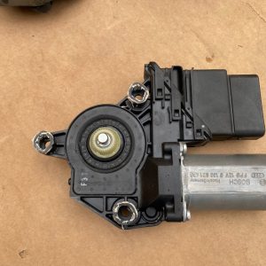 Motoras macara geam stanga spate VW Golf 5 1K4839402E 1K4 839 402 E 1K0959794E 1K0 959 794 E - Dezmembrari Auto