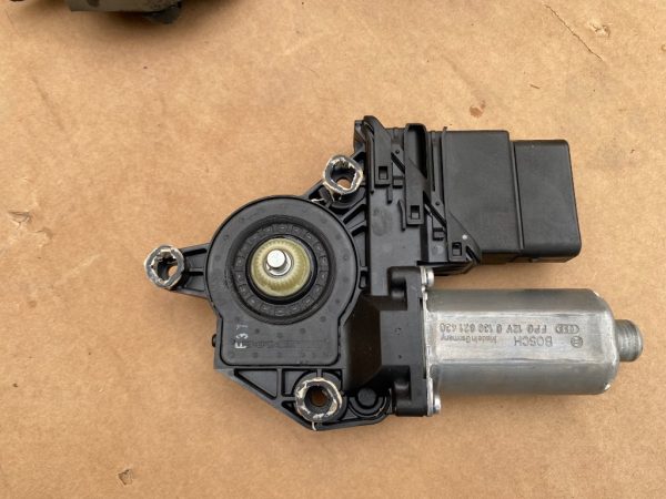 Motoras macara geam stanga spate VW Golf 5 1K4839402E 1K4 839 402 E 1K0959794E 1K0 959 794 E - Dezmembrari Auto