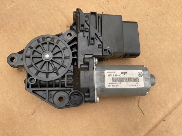 Motoras macara geam stanga spate VW Golf 5 1K4839401D 1K4 839 401 D - Dezmembrari Auto