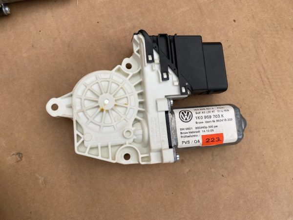 Motoras macara geam stanga spate VW Golf 5 hatchback 1K0959703K 1K0 959 703 K 1K0959795E 1K0 959 795 E - Dezmembrari Auto