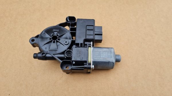 Motoras macara geam stanga spate VW Golf 7 5Q0959811 5Q0 959 811 - Dezmembrari Auto